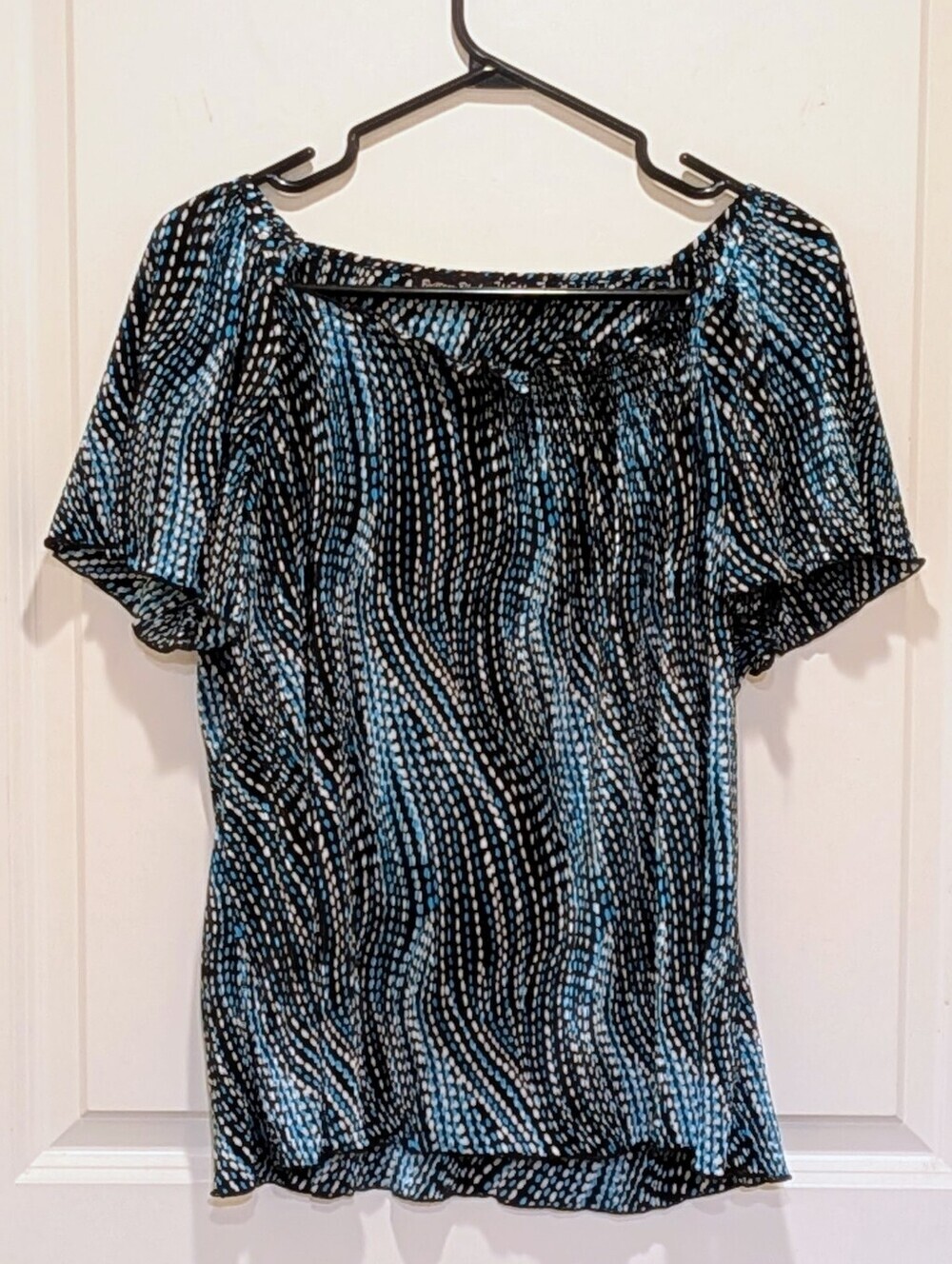 3/$30 EUC 90s Brittany Black L Textured Black Blue and White Patterned Top